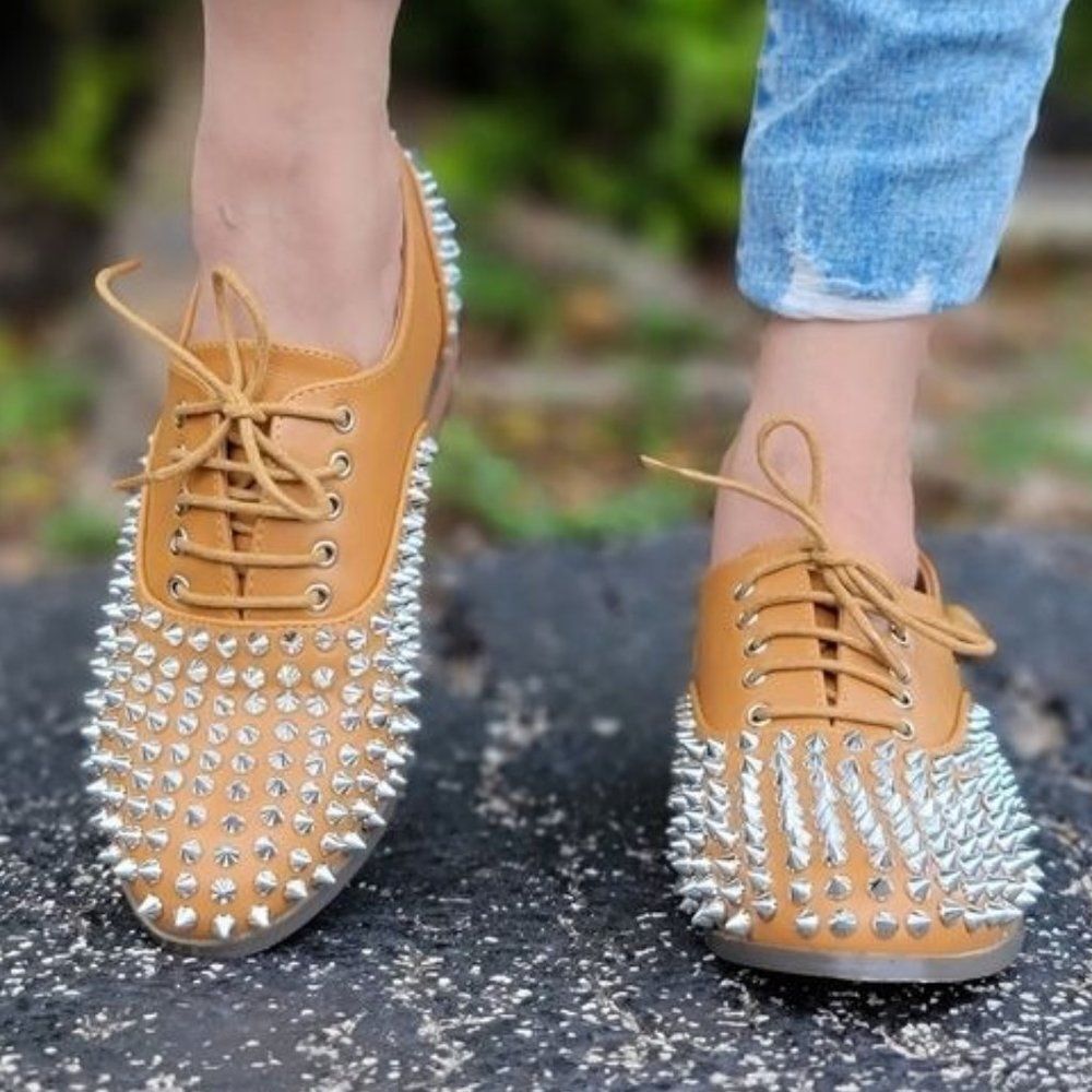 Tan Women’s Oxford Shoes Faux Leather Lace Up Silver Studs Flat - Picture 2 of 5